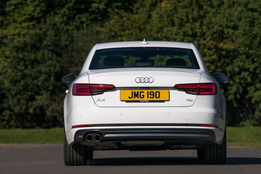  Audi A4 2.0 TDI S-Line (B9) 2015 года  (UK) (фото 7 из 23)